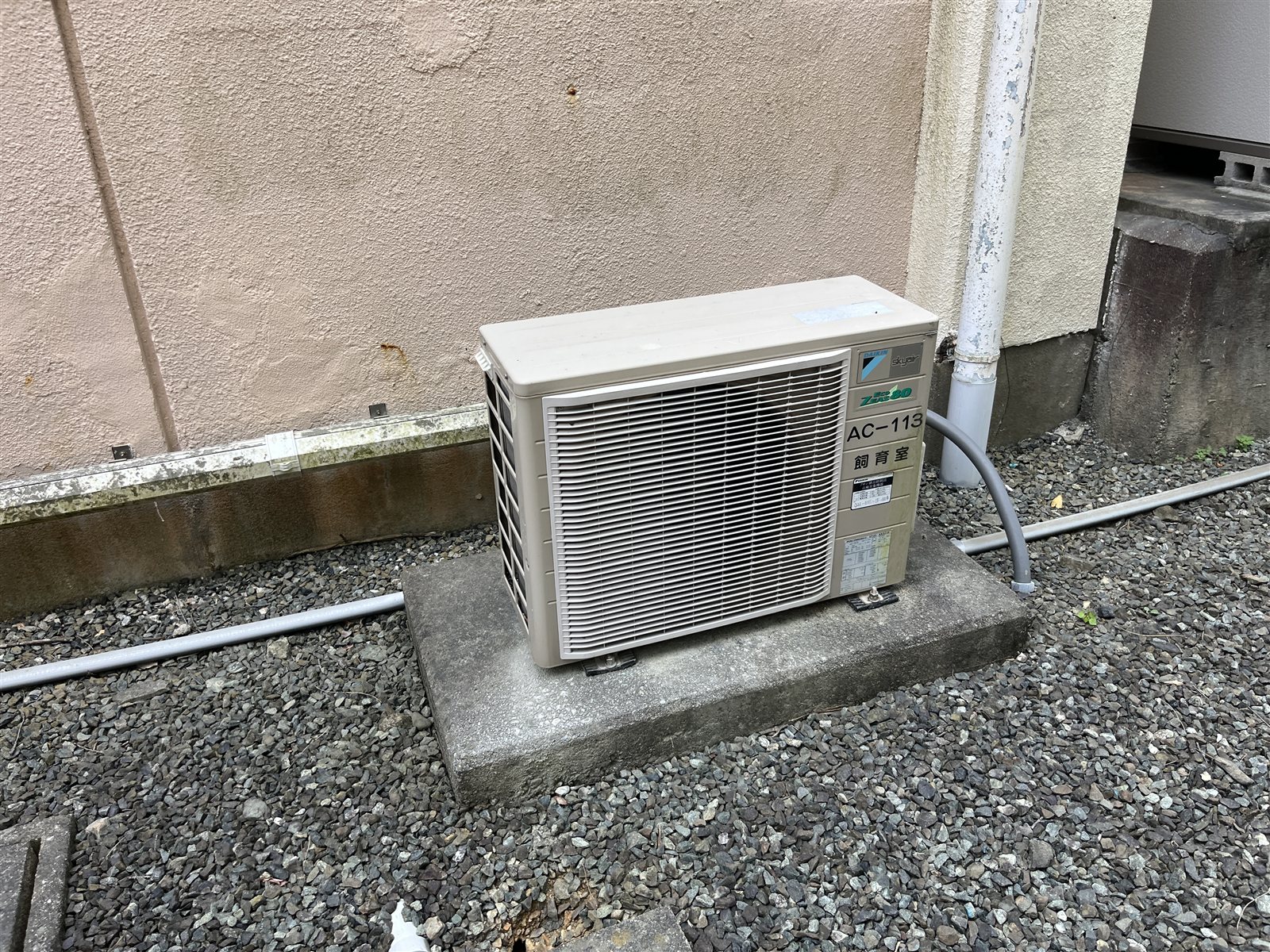 点検した業務用空調の室外機