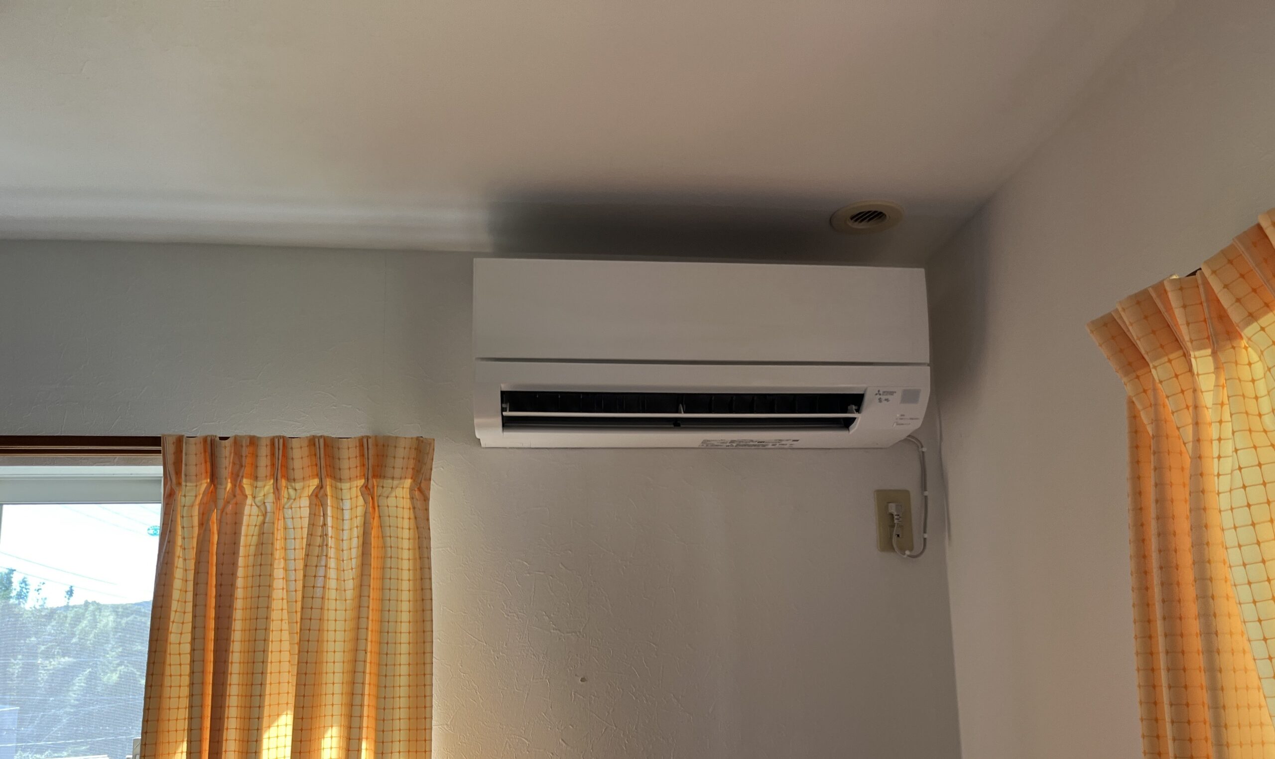 1階のお部屋に移設したルームエアコン室内機の設置状況