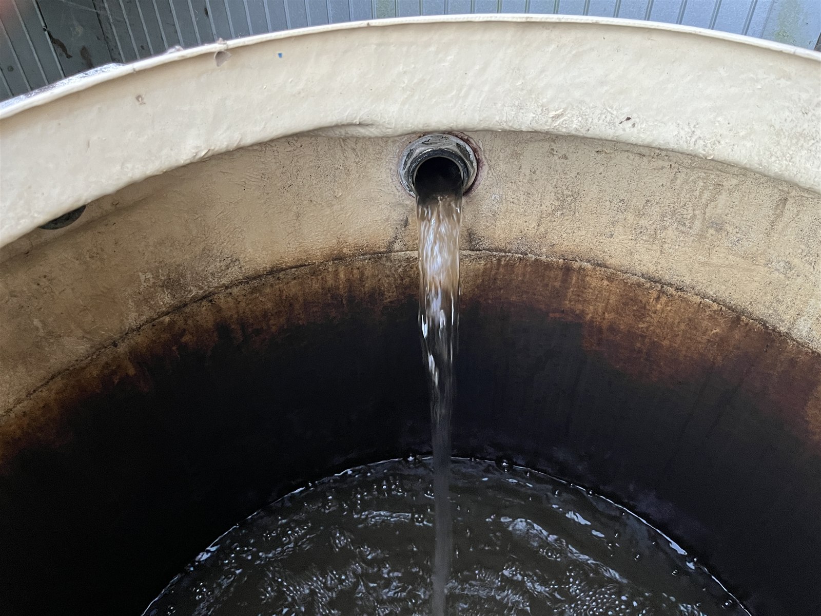 受水槽へ水が流れ込み給水が復旧した状態