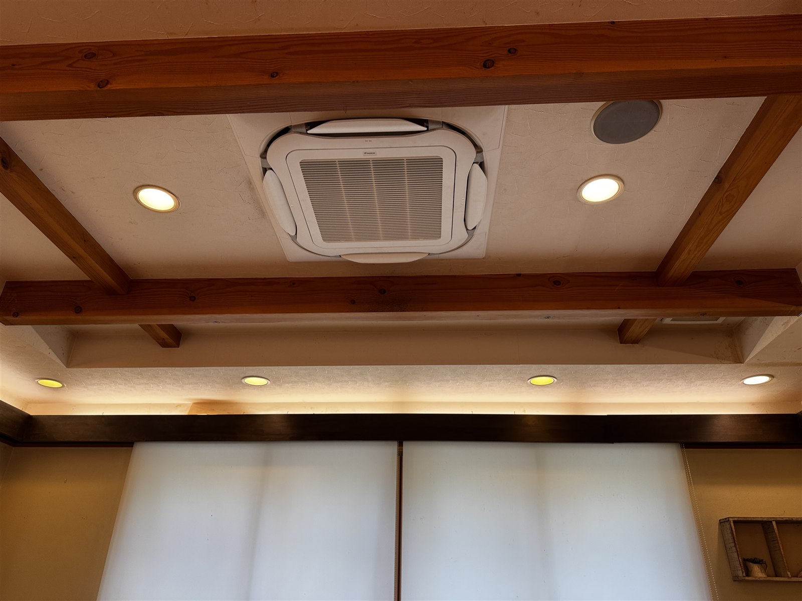 更新後の客席の天井埋込エアコン