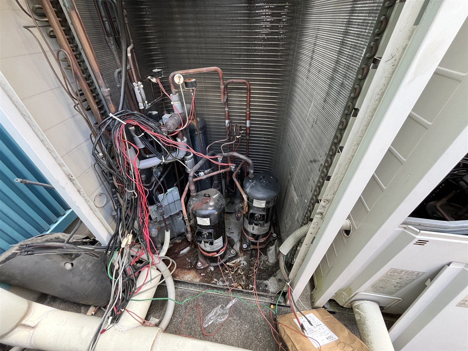 室外機内部のコンプレッサー交換作業