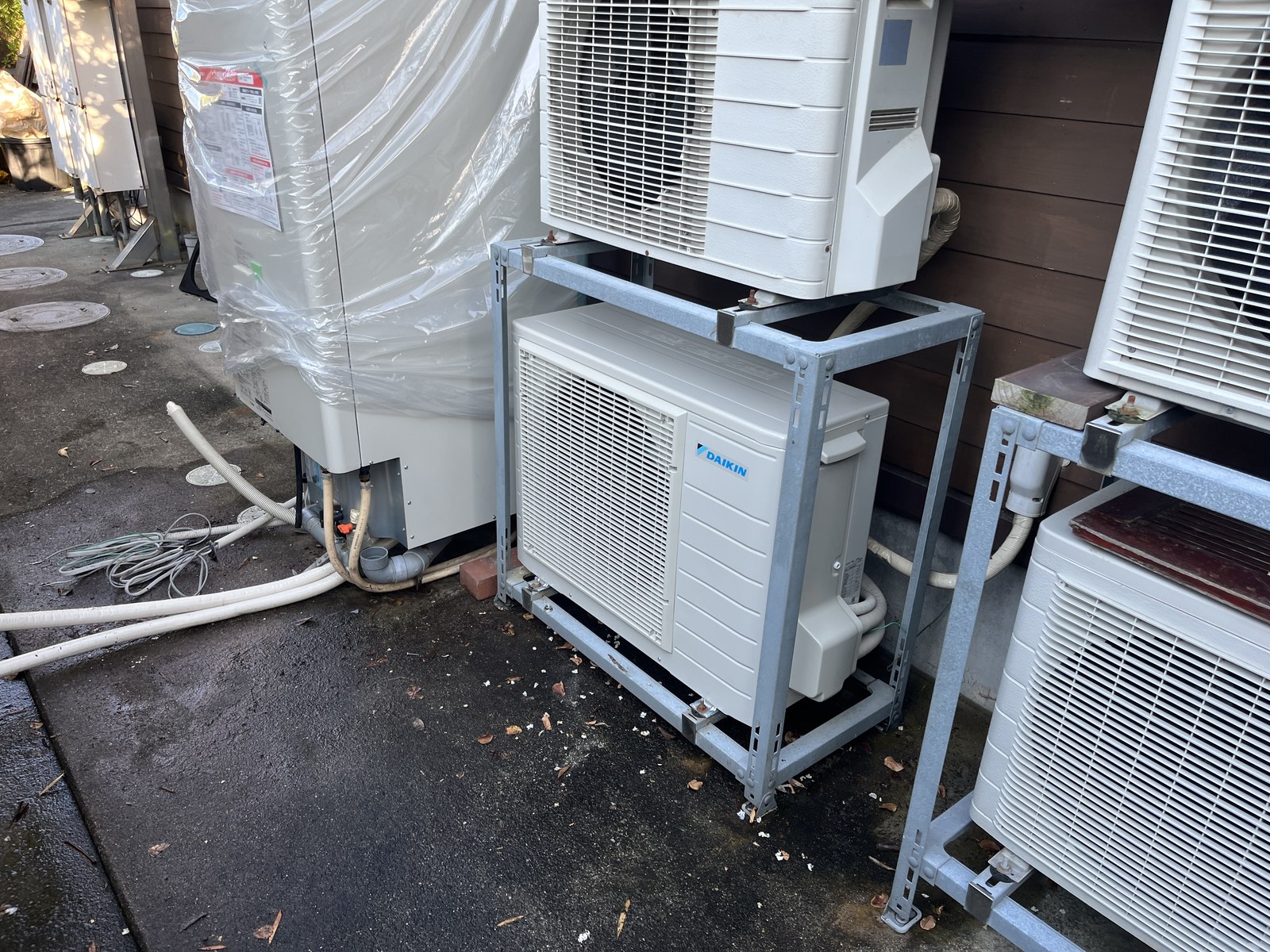 架台に設置したエコキュートのヒートポンプユニット