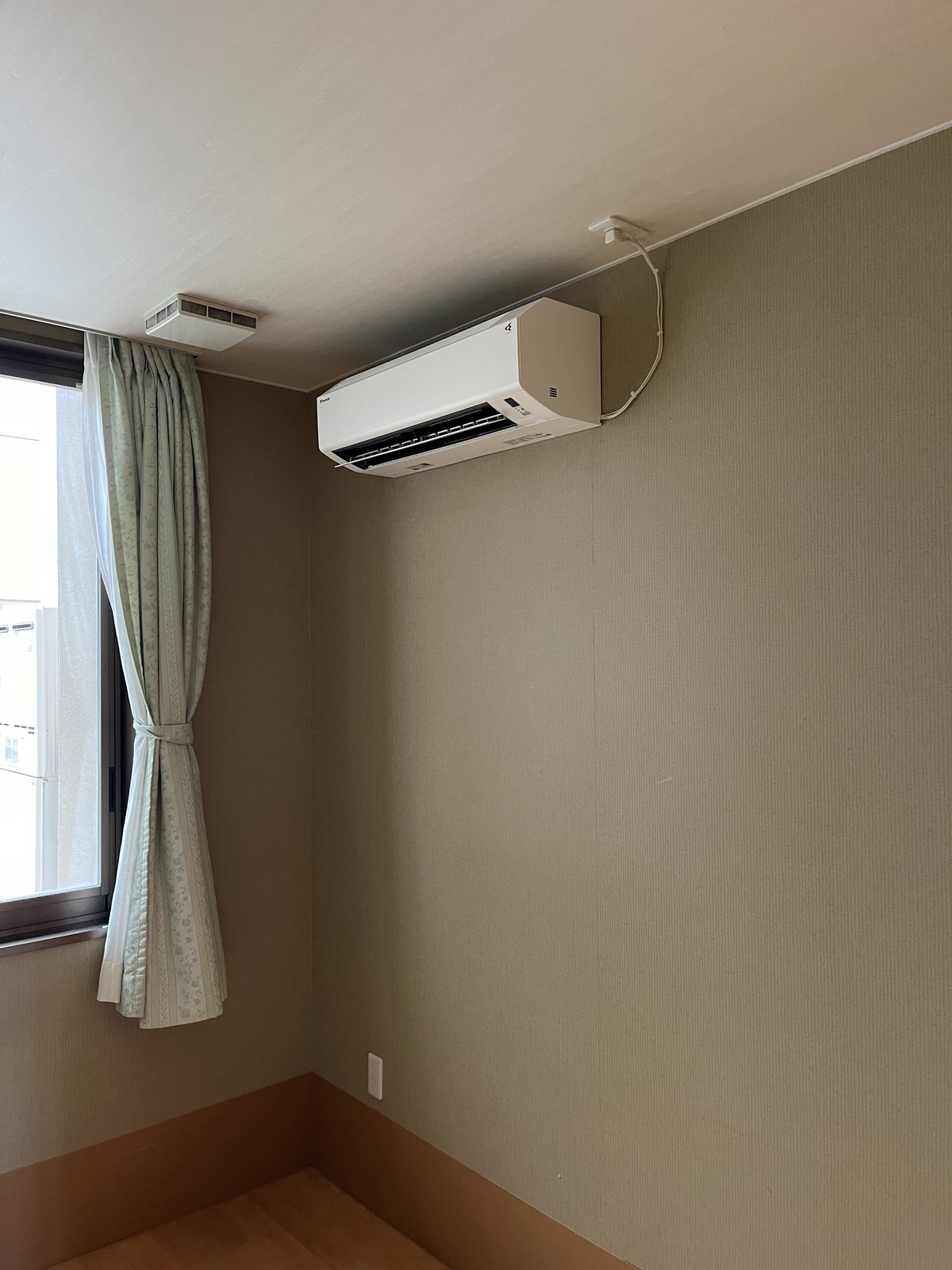 居室の壁に設置したエアコンの室内機