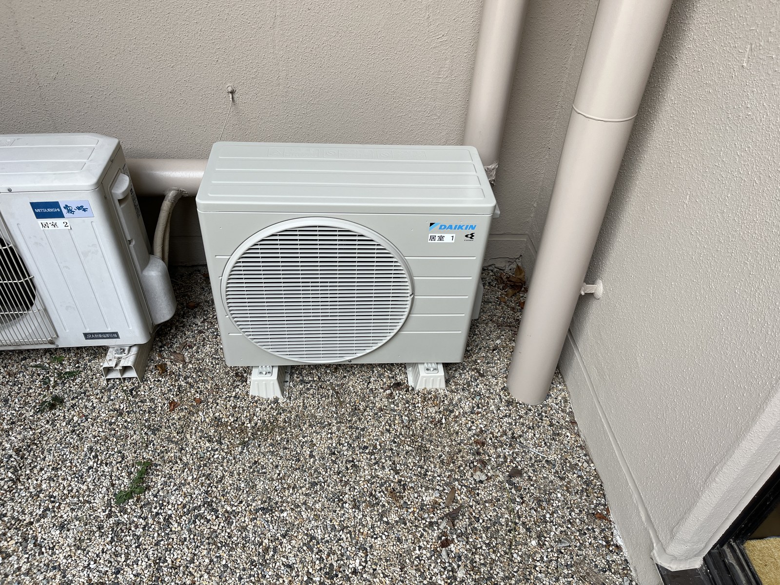 屋外に設置したエアコンの室外機