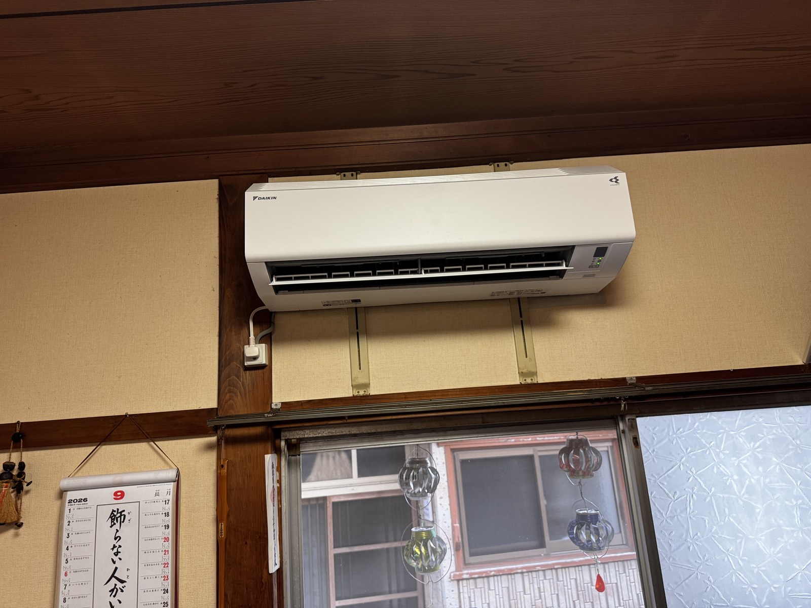 壁に取り付けた新しい壁掛エアコンの室内機
