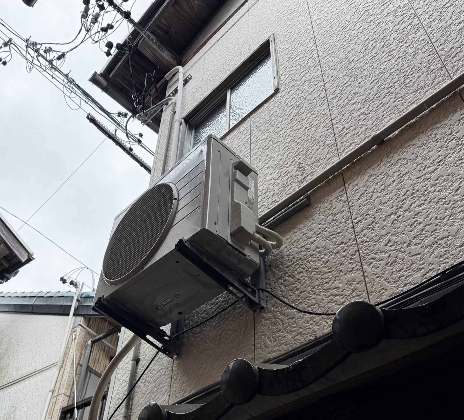 外壁の架台に設置した新しい室外機