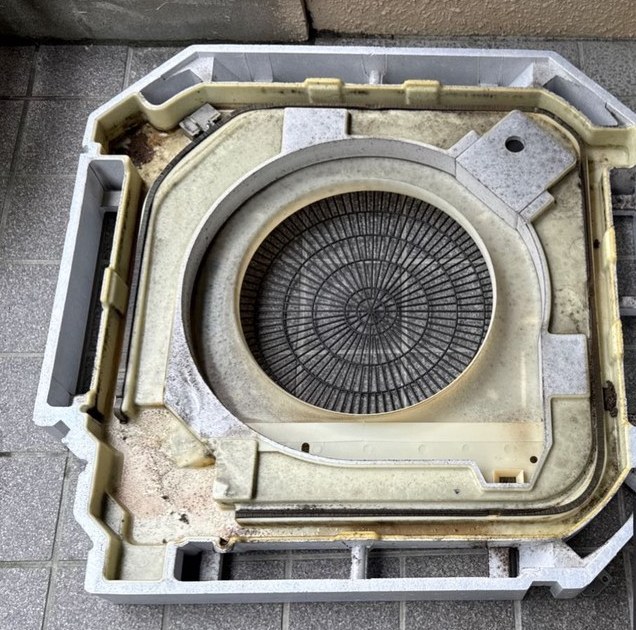 洗浄前の汚れたドレンパン