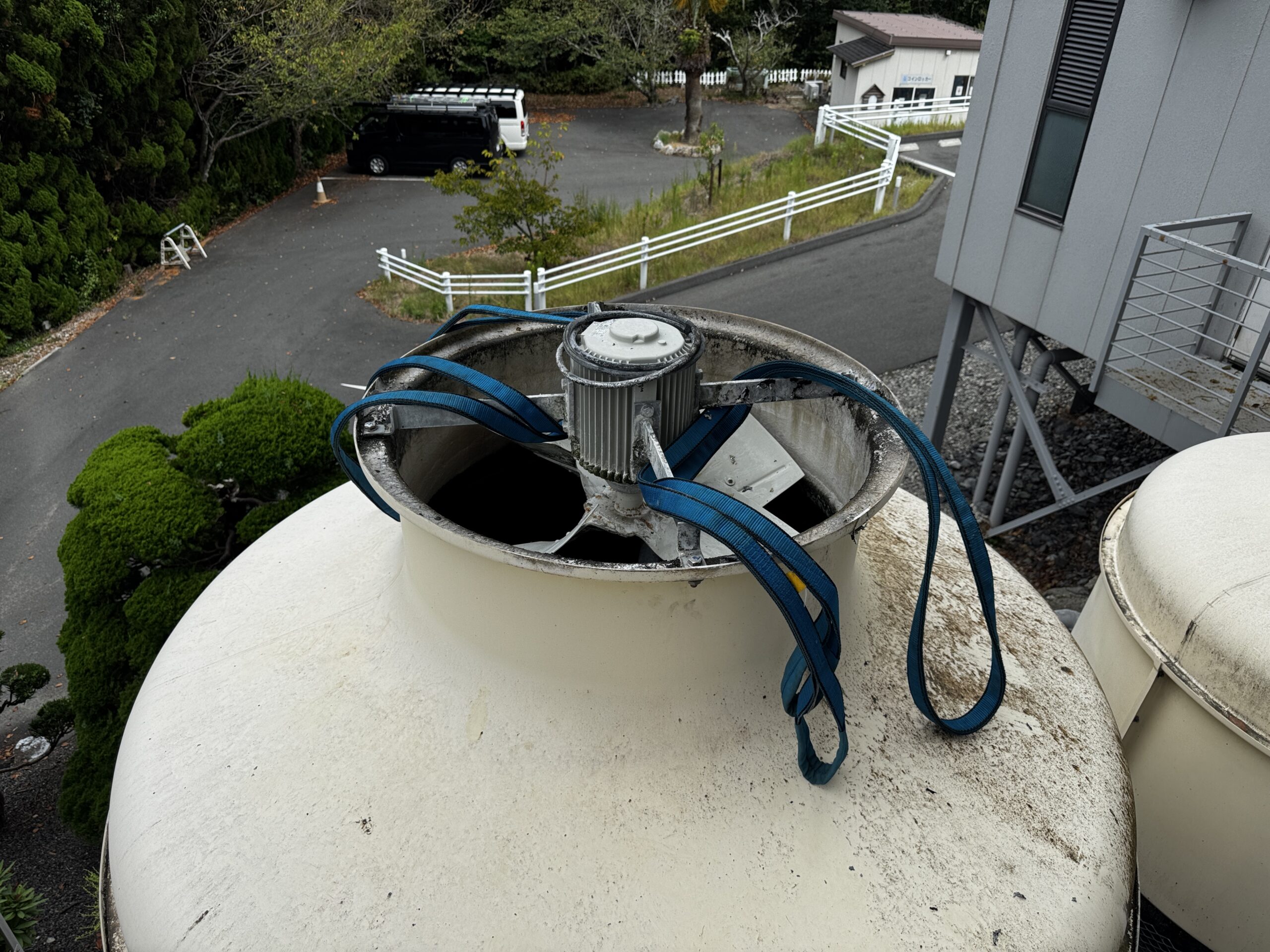 クレーンで吊り上げるため上部の枠にベルトを掛けたところ
