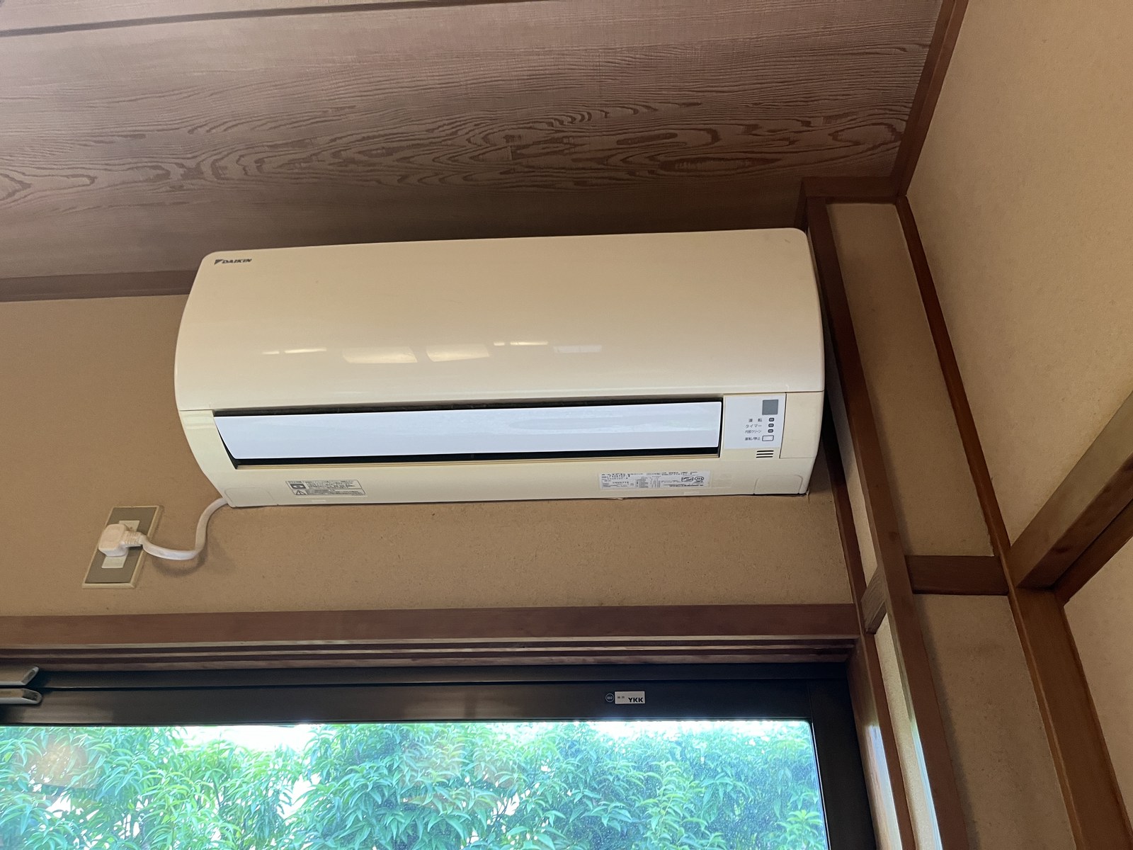 壁に取り付けられた壁掛エアコンの室内機の全体