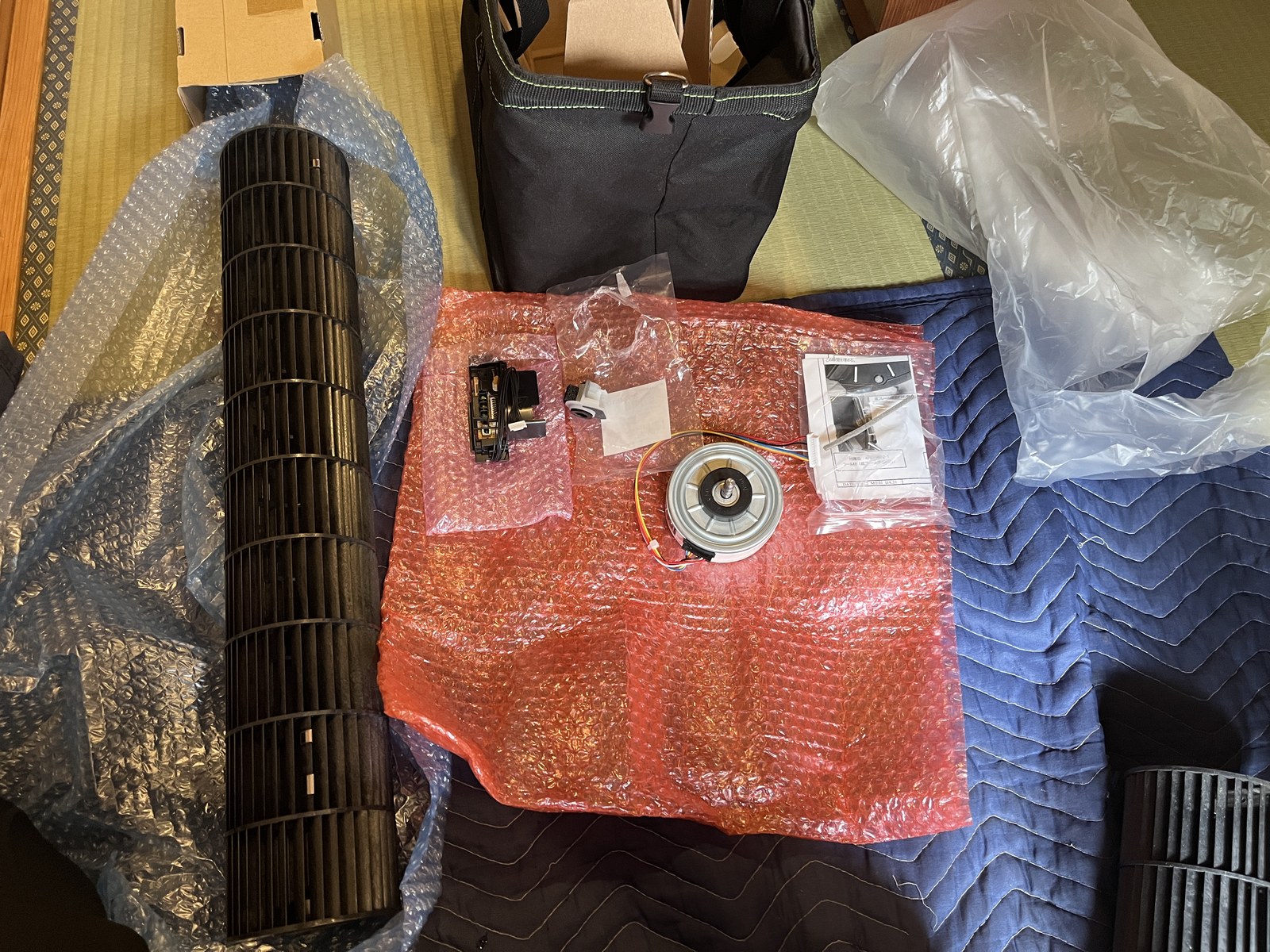 梱包から出した新しいシロッコファンとファンモーターと受光部