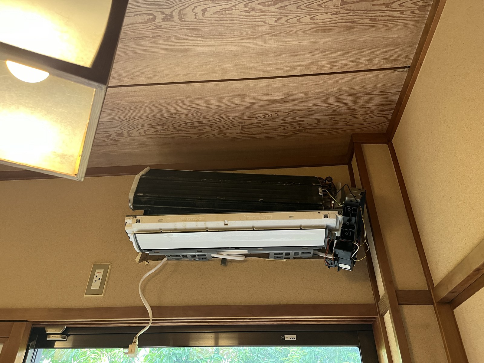 前面カバーを外した壁掛エアコンの室内機