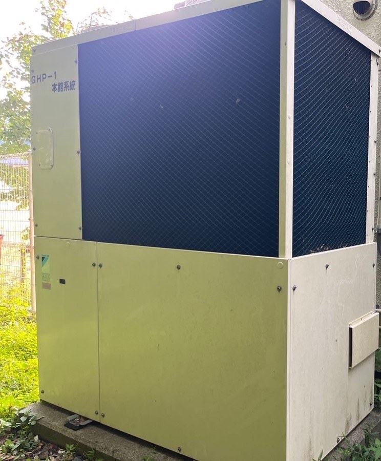教育施設に設置されたガスヒートポンプエアコンの屋外機の全体