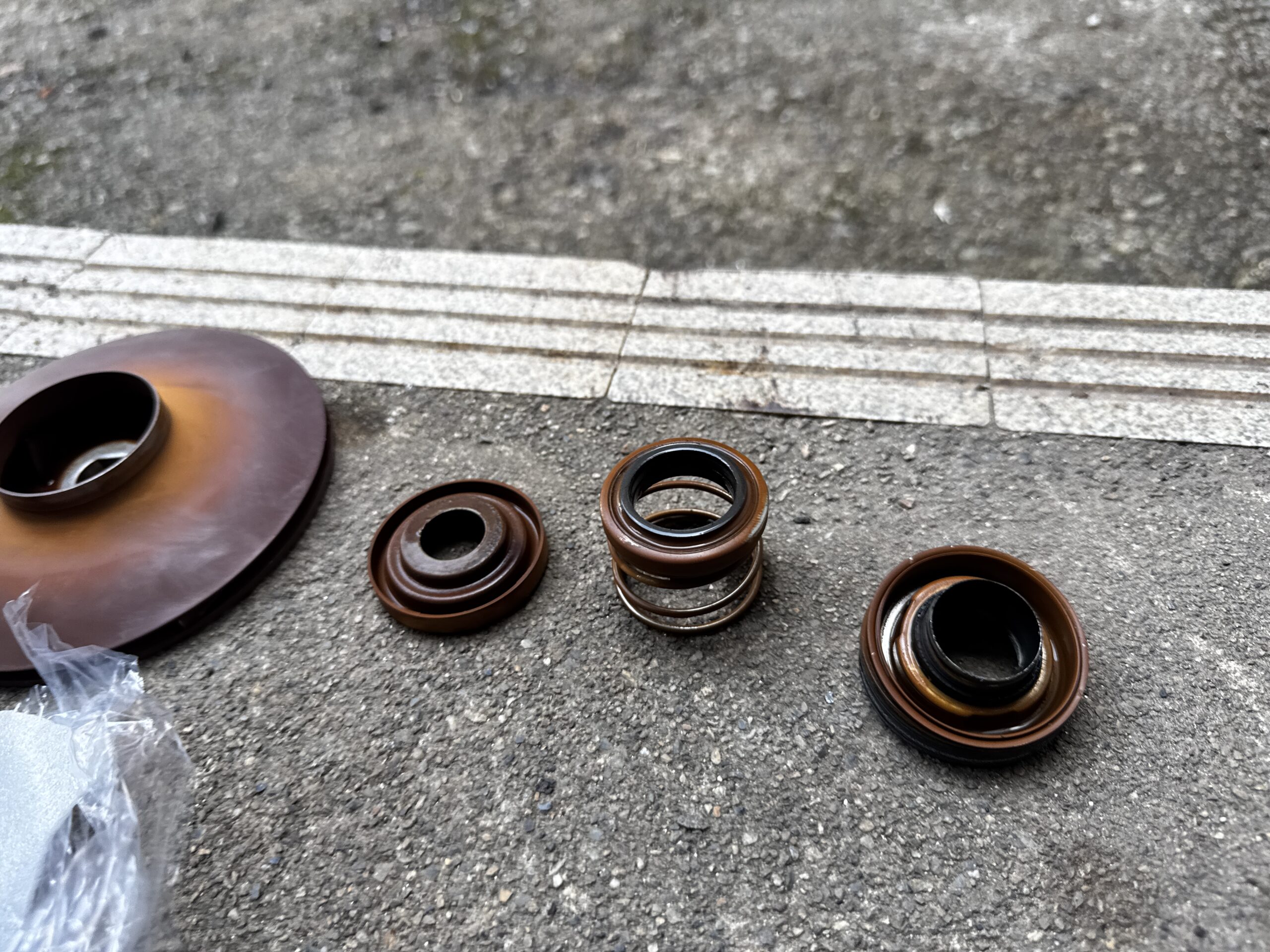 取り外した古いメカニカルシール 傷んで水漏れの原因になっていました