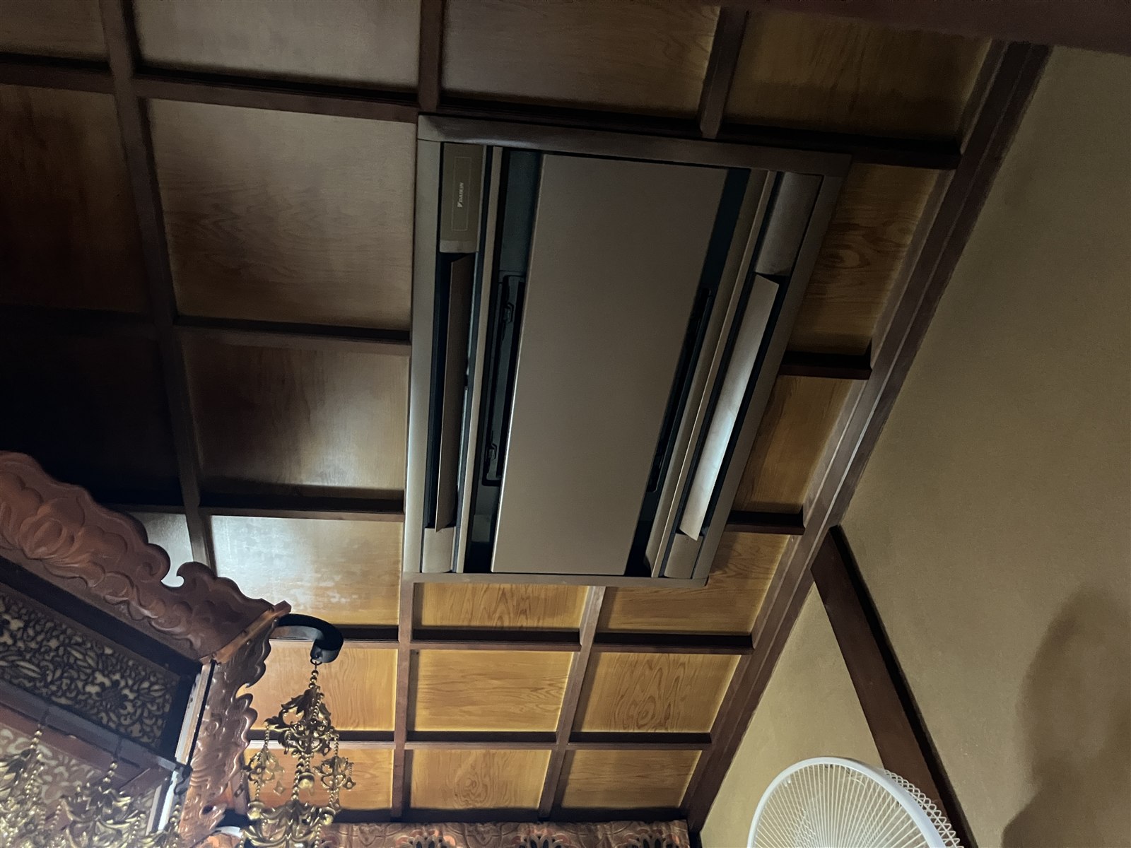 入れ替え後の天井埋込形エアコンの室内機