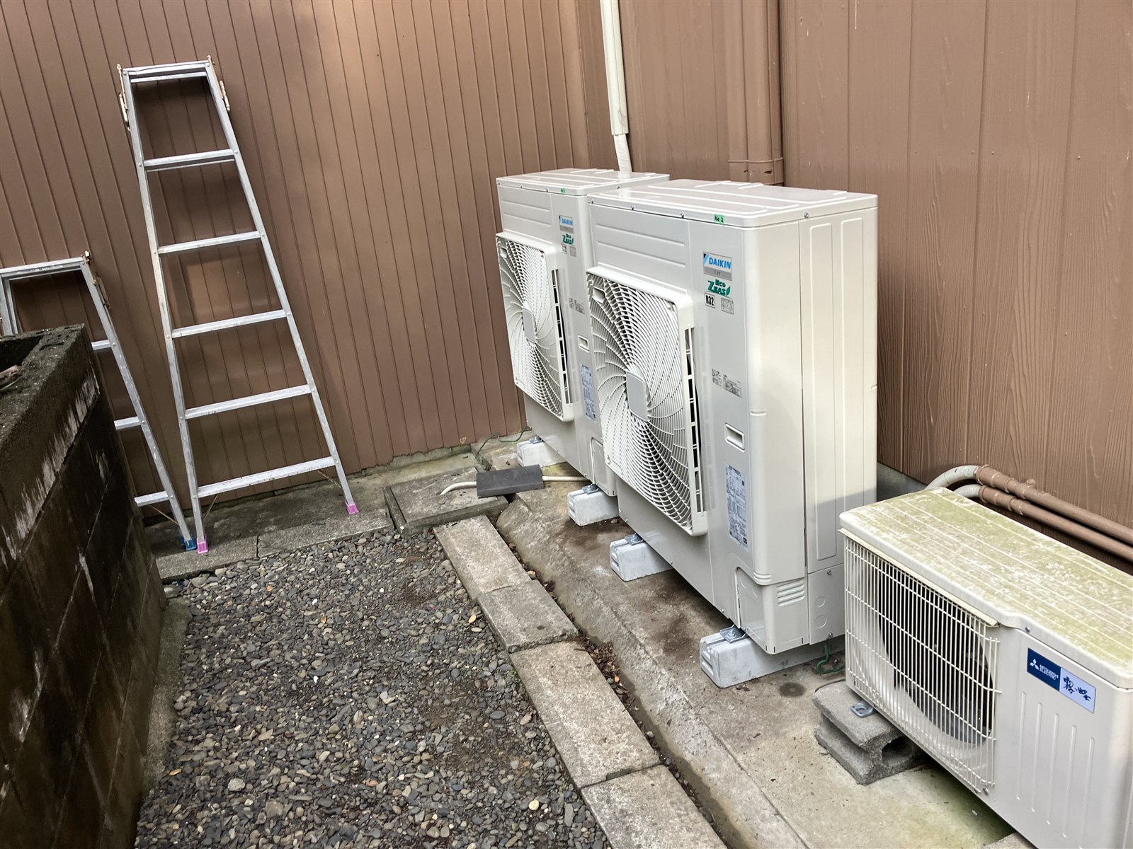 屋外に据えられた室外機